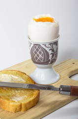 Яйцо всмятку с тостом