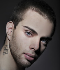 Ritratto di uomo con tatoo sul collo