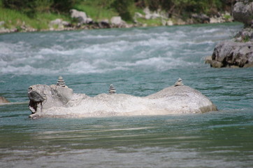Fototapeta premium cairns en rivière