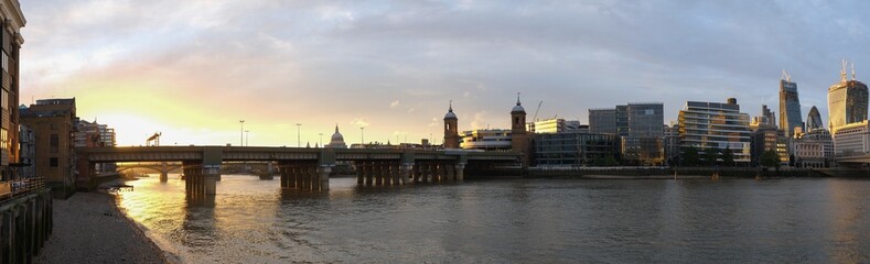 Fototapeta na wymiar Panoramic view of a bridge in London on sunset