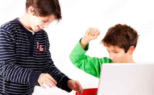 Kinder streiten sich Stockfotos und lizenzfreie Bilder Kinder streiten sich Stockfotos und lizenzfreie Bilder