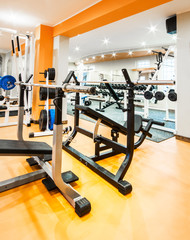 Obraz premium Interior view of a gym with equipment.