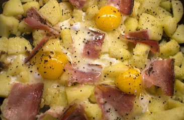 potatoes with eggs and bacon