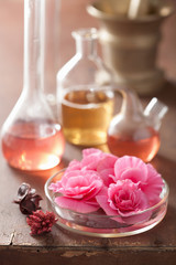 Fototapeta na wymiar aromaterapia i alchemia z różowe kwiaty