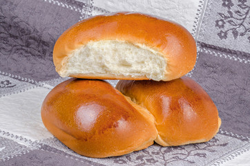 Brioche auf Tischdecke 1