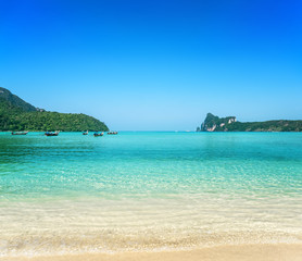Fototapeta premium Beautiful tropical beach and blue sky
