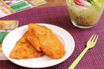 Milanesa de pollo con ensalada