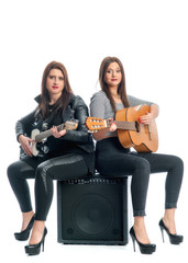 Fototapeta na wymiar 2 Mädchen mit Gitarren