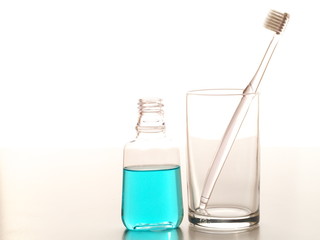 マウスウォッシュとコップと歯ブラシ