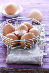 frische Eier im Korb