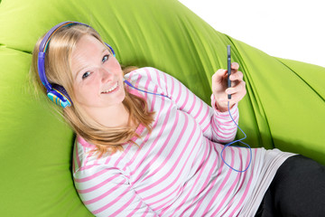 Junge Frau beim Musik hören