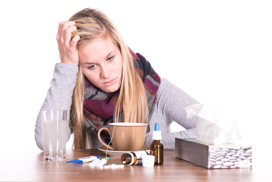Erkältete Frau mit Medizin - Grippe