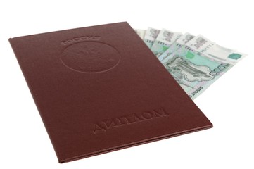 Красный диплом с вложенными деньгами на белом фоне