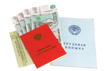 Пенсионные документы с вложенными деньгами на белом фоне