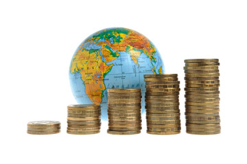 Пять стопок монет с глобусом на белом фоне