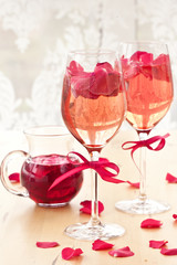 Cocktail mit frischen RosenblŸten