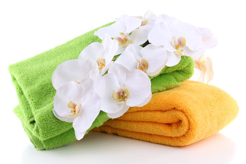 Obraz na płótnie Canvas Kolorowe ręczniki i kwiaty, samodzielnie na biały