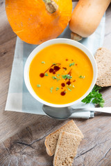 Kürbissuppe mit Kürbiskernöl und Petersilie