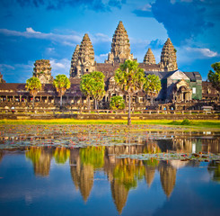 Fototapeta na wymiar Słynny kompleks świątynny Angkor Wat w zachodzie słońca, Kambodża.