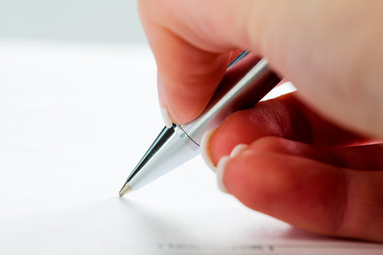 Hand mit F&uuml;llfeder bei Unterschrift