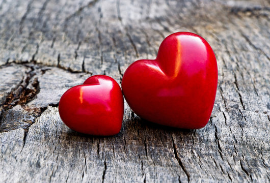 2 rote Herzen auf Holz - red heart on wood - Powered by Adobe