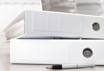 Büroordner mit Aktenrücken für eigene Beschriftung