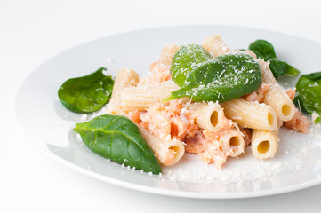 Pasta with salmon and spinach