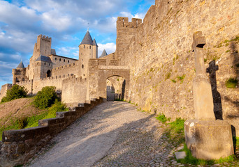 Fototapeta na wymiar La Porte De Aude i krzyż w pó¼nym popołudniem w Carcassonne