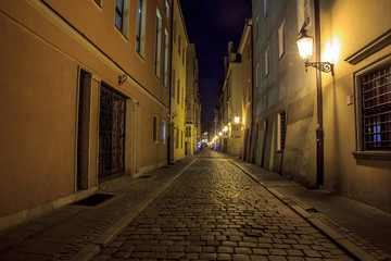 Fototapeta na wymiar Noc zdjęcie brukowanej ulicy w starej, zabytkowej części P