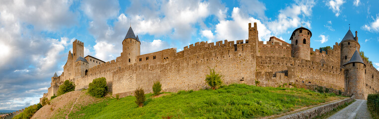 Fototapeta na wymiar Panoramiczny widok z murów średniowiecznego miasta Carcassonne na koniec aftern