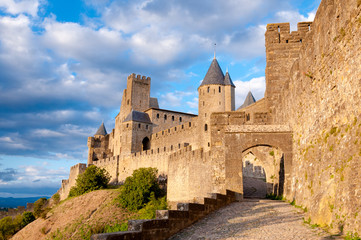 Fototapeta na wymiar La Porte De Aude z wielkim niebo w pó¼nym popołudniem w Carcassonne
