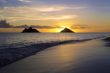 Naklejka na ściany i meble sunrise on the beach in hawaii