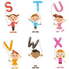 アルファベットの風船を持つ子供達