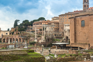 Fototapeta na wymiar Rzymskie ruiny w Rzymie.