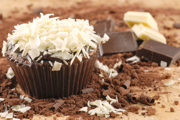 cupcake con riccioli di cioccolato bianco