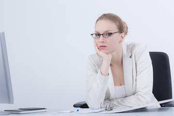 Junge Frau mit Brille am Schreibtisch