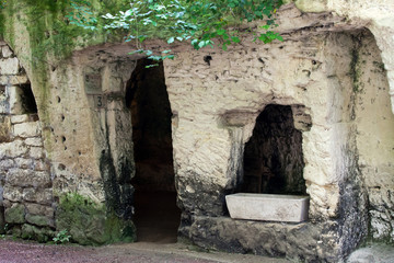 Fototapeta na wymiar Gospodarstwo z troglodytes kutych w skale w pobliżu Saumur