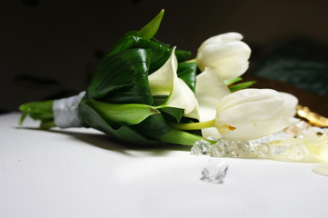 Obraz na płótnie Canvas Piękny bukiet ślubny z białych kalii i tulipanów