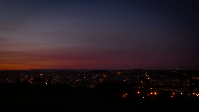 Sonnenuntergang über der Stadt FULL HD