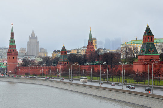 Москва, Кремлевская набережная в дождь и туман