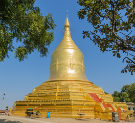 Fototapeta premium Golden pagoda of Lawkananda in Bagan, Myanmar