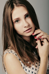 Fototapeta premium Fashion girl posing in grey background