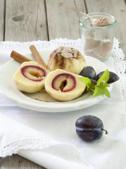 Kn&ouml;del mit Pflaumen