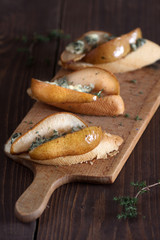 Crostini with blue cheese, fresh pear and thyme