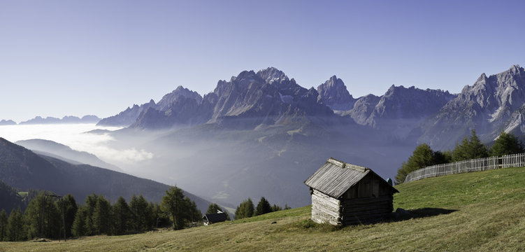 wandern in s&uuml;dtirol mit blick zu den dolomiten