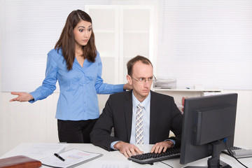 Meinungsverschiedenheiten im Büro - Mann und Frau