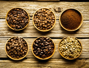Five varieties of coffee beans and powder