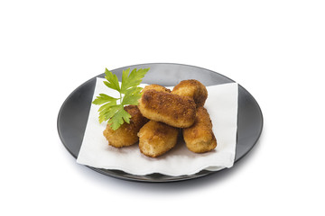 Plato de croquetas caseras de jamón aislado sobre fondo blanco.