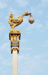 Fototapeta na wymiar The bird lamp on high pillar