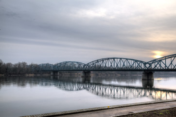 Fototapeta na wymiar Stary metalowy most na Wiśle. Toruń, Polska